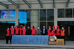 1586594687886374.jpg 2020抗擊疫情-賴運宏董事長帶隊給市人民醫(yī)院正能量山泉水等抗疫物資.jpg