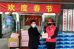 1586594693252057.jpg 2020抗擊疫情-賴運宏董事長帶隊給源南鎮(zhèn)政府捐贈正能量山泉水等抗疫物資.jpg
